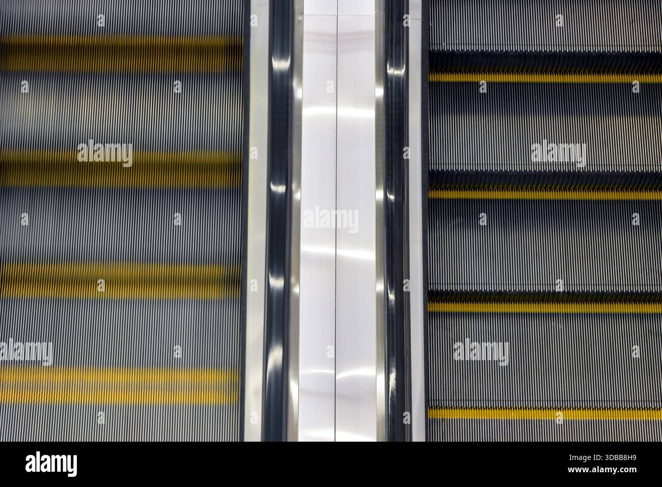 Scalini mobili con strisce di sicurezza gialle e strisce riflettenti, vista dall'alto. Foto Stock