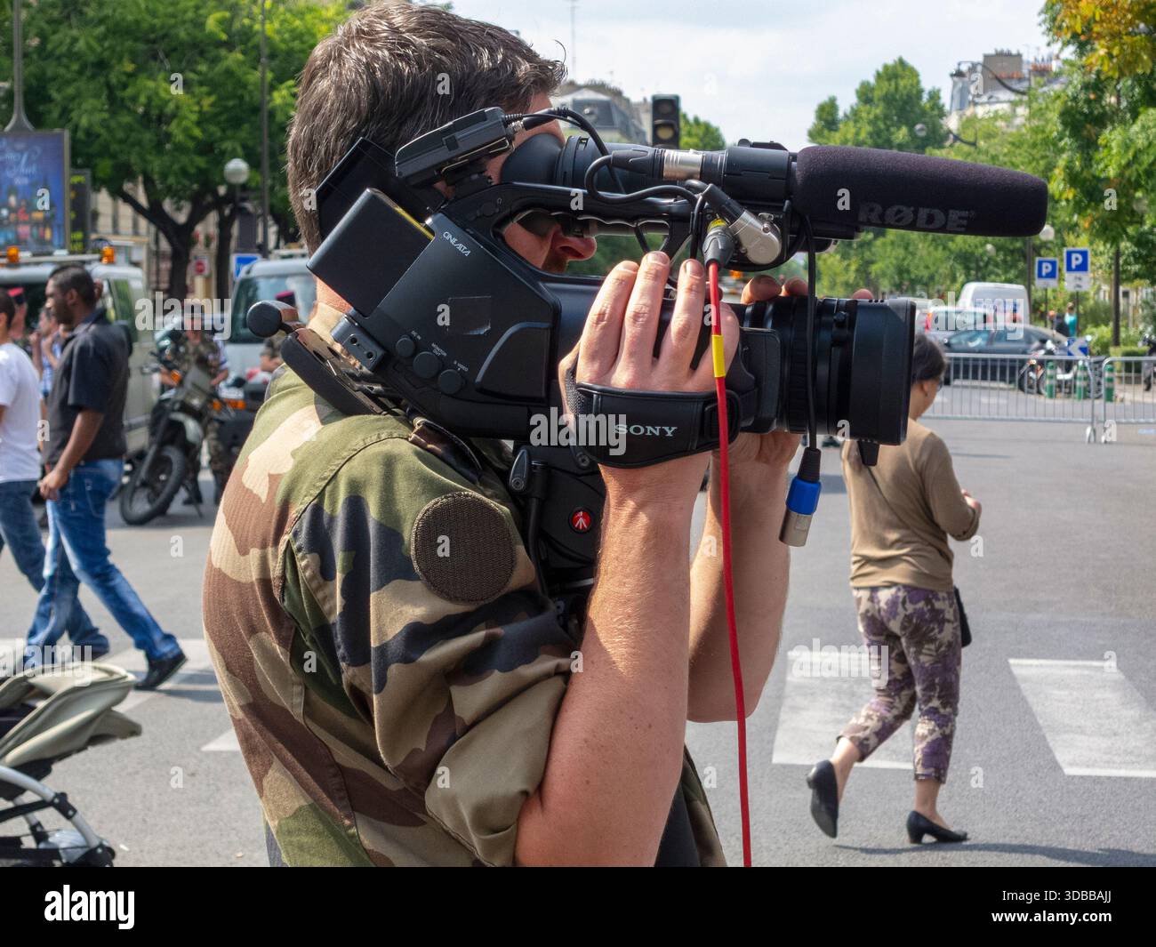 Parigi, Francia, soldato francese, riprese pubbliche, attrezzature militari, 14 luglio giornata Nazionale , Video cameraman eventi Foto Stock
