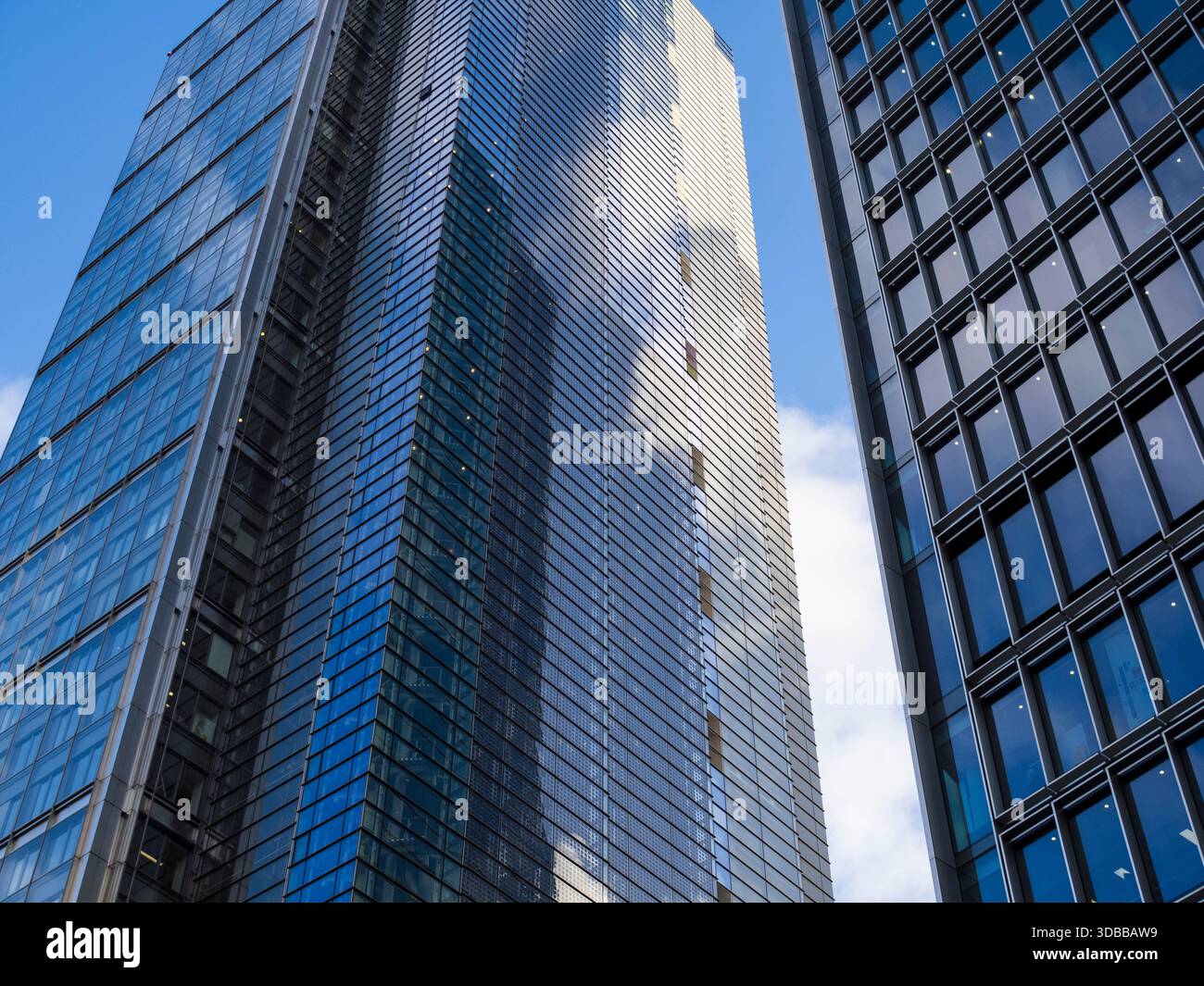 22 Bishops Gate (L), 8 Bishopsgate (R), grattacieli, la City di Londra, Londra, Inghilterra, Regno Unito, Gran Bretagna. Foto Stock