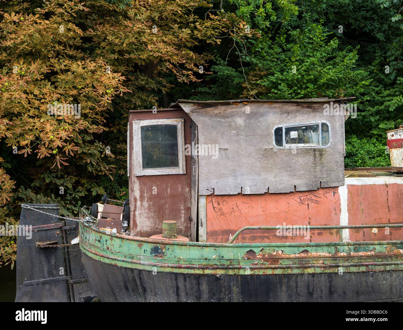 Colori pastello, Old Boat, Tielhurst, Reading, Berkshire, Inghilterra, Regno Unito, Gran Bretagna. Foto Stock