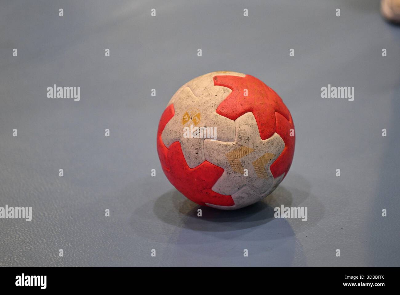 Pallamano in rosso e bianco al piano della sala VfL Gummersbach vs. SC Magdeburg, pallamano, Daikin 1. Bundesliga [Bundesliga], 17° giorno di partita, stagione 2025-2026, Schwalbe Arena Gummersbach, 14.12.2025 foto: Eibner Press Photo/Juergen Augst Foto Stock