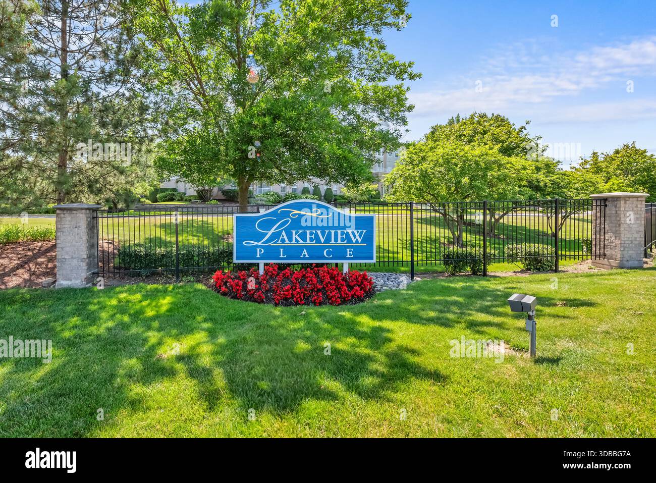 Cartello d'ingresso del condominio Lakeview Place ad Addison, Illinois, che presenta giardini paesaggistici, alberi maturi, recinzioni nere e un sobborgo ben tenuto Foto Stock