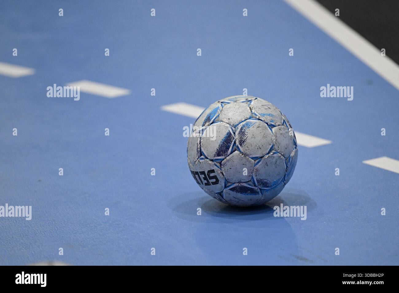 Pallamano del marchio Seleziona in bianco su pavimento blu per interni VfL Gummersbach vs. SC Magdeburg, pallamano, Daikin 1. Bundesliga [Bundesliga], 17° giorno della partita, stagione 2025-2026, Schwalbe Arena Gummersbach, 14 dicembre, 2025 foto: Eibner Press Photo/J. Foto Stock