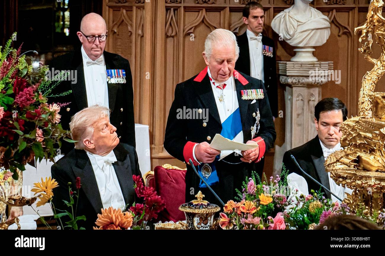 Banchetto di Stato 17/09/2025 Castello di Windsor Re Carlo III in piedi a fare un discorso con il presidente americano Trump seduto a guardare in alto con Marco Rubio Segretario di Stato. St Georges Hall Castello di Windsor Berkshire Regno Unito Foto Stock