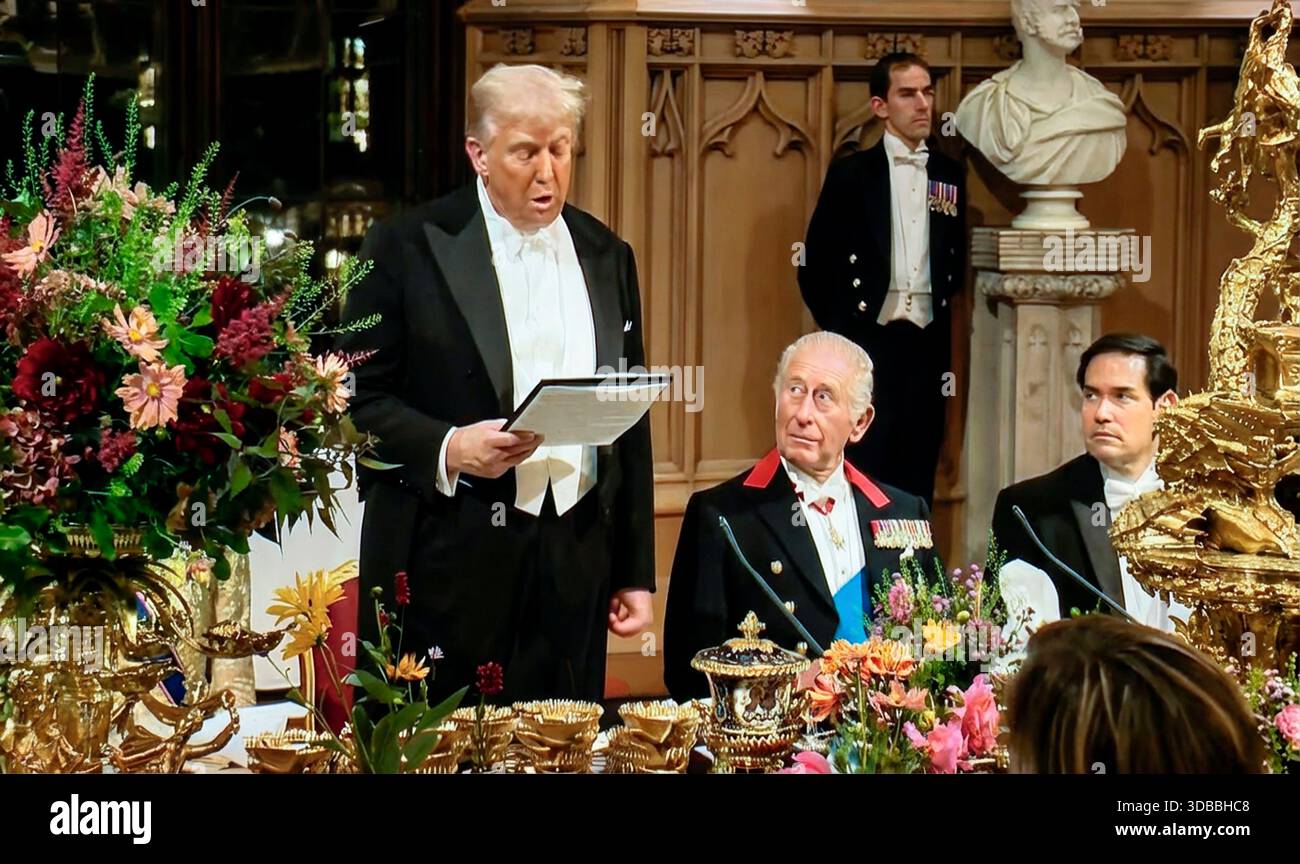 Banchetto di Stato 17/09/2025, il presidente del Castello di Windsor Trump in piedi a fare un discorso, prendere appunti, con re Carlo III seduto a guardare in alto con Marco Rubio segretario di Stato che guarda. St Georges Hall Castello di Windsor Berkshire Regno Unito Foto Stock