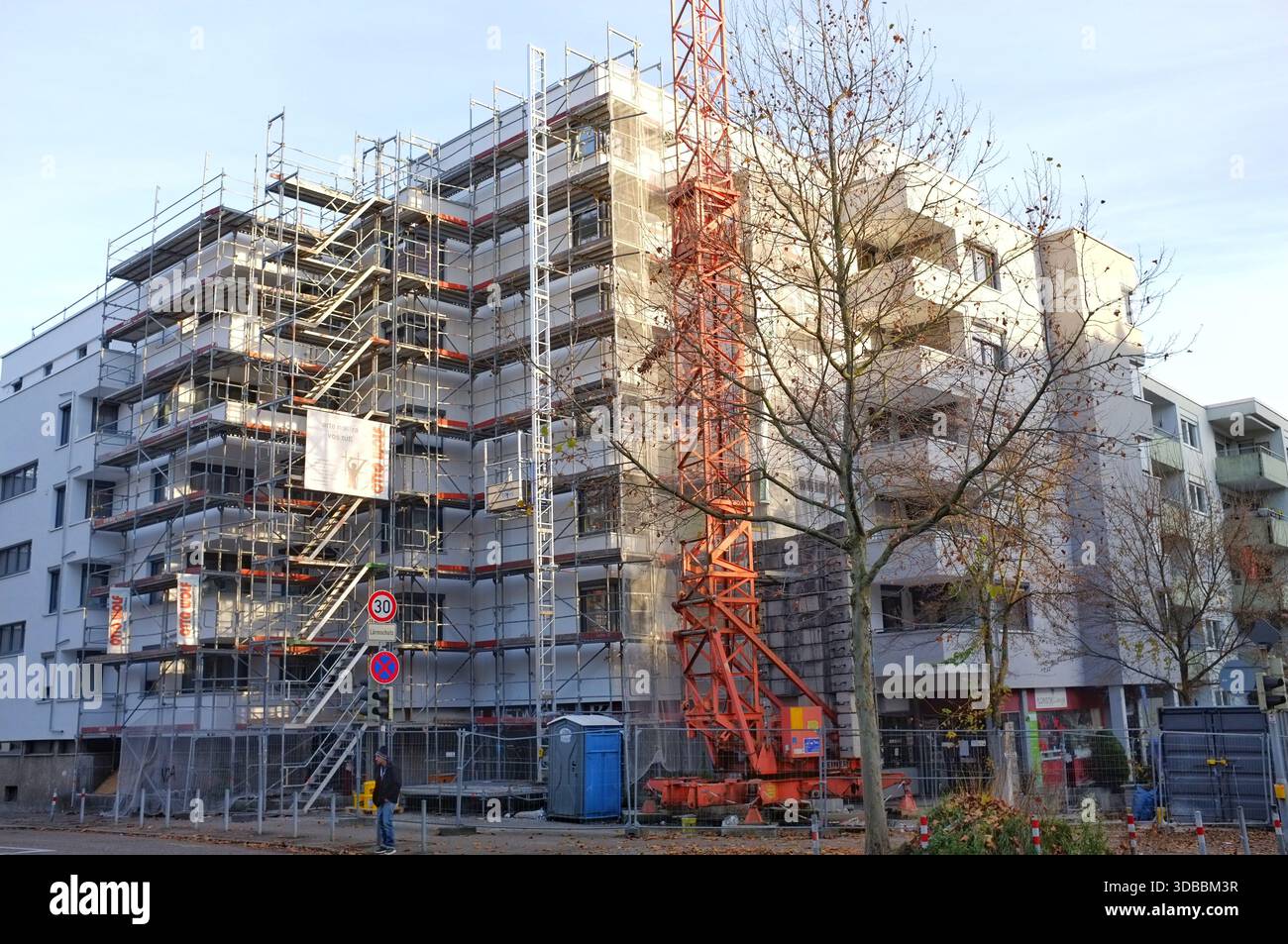 Pforzheim, Germania Dezember Scaffoldwrapped condominio in fase di ristrutturazione esterna Foto Stock