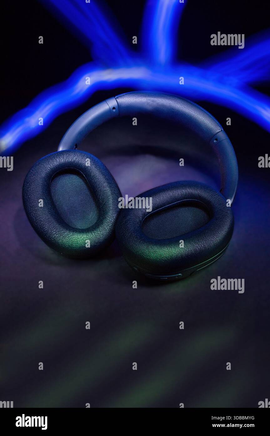 Cuffie ricaricabili di fascia alta con eccellente cancellazione del rumore. Foto Stock