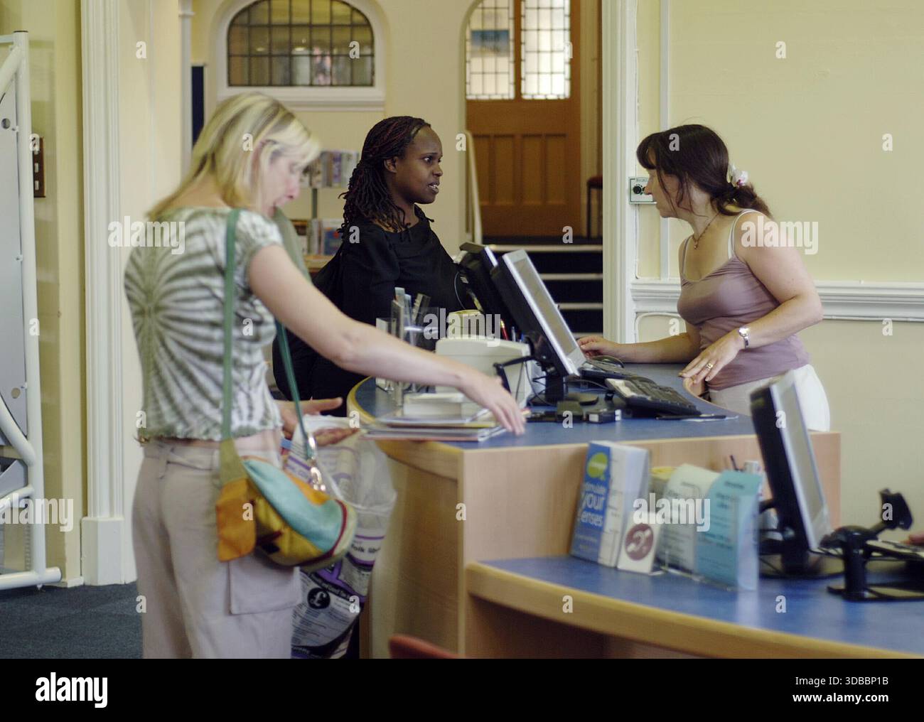La biblioteca Carnegie, classificata di II livello, sulla London Road, King's Lynn, è stata inaugurata nel 1905 da Andrew Carnegie e presenta uno splendido esterno gotico con influenze artistiche e artistiche e interni in stile Art Nouveau pieni di luce. Foto Stock