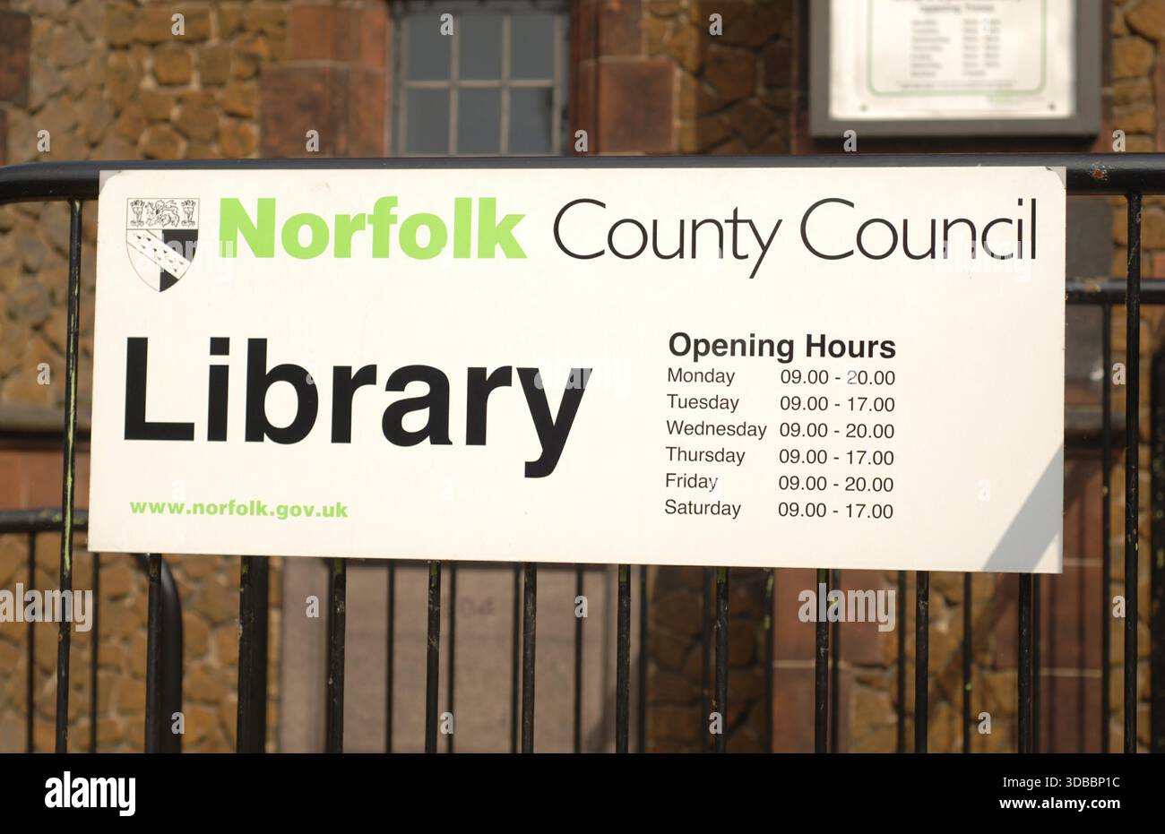 La biblioteca Carnegie, classificata di II livello, sulla London Road, King's Lynn, è stata inaugurata nel 1905 da Andrew Carnegie e presenta uno splendido esterno gotico con influenze artistiche e artistiche e interni in stile Art Nouveau pieni di luce. Foto Stock