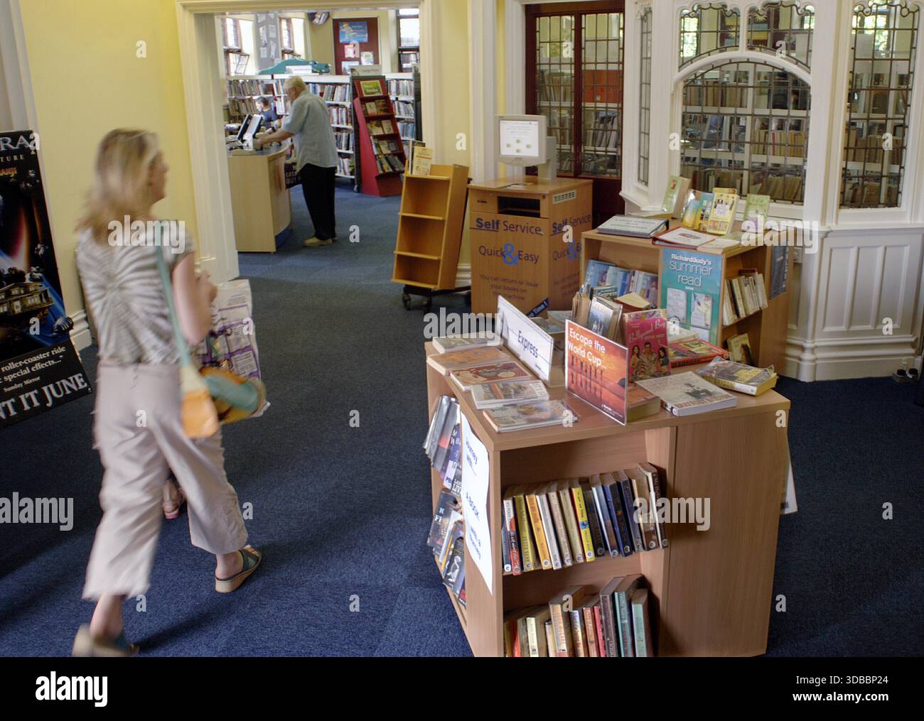 La biblioteca Carnegie, classificata di II livello, sulla London Road, King's Lynn, è stata inaugurata nel 1905 da Andrew Carnegie e presenta uno splendido esterno gotico con influenze artistiche e artistiche e interni in stile Art Nouveau pieni di luce. Foto Stock