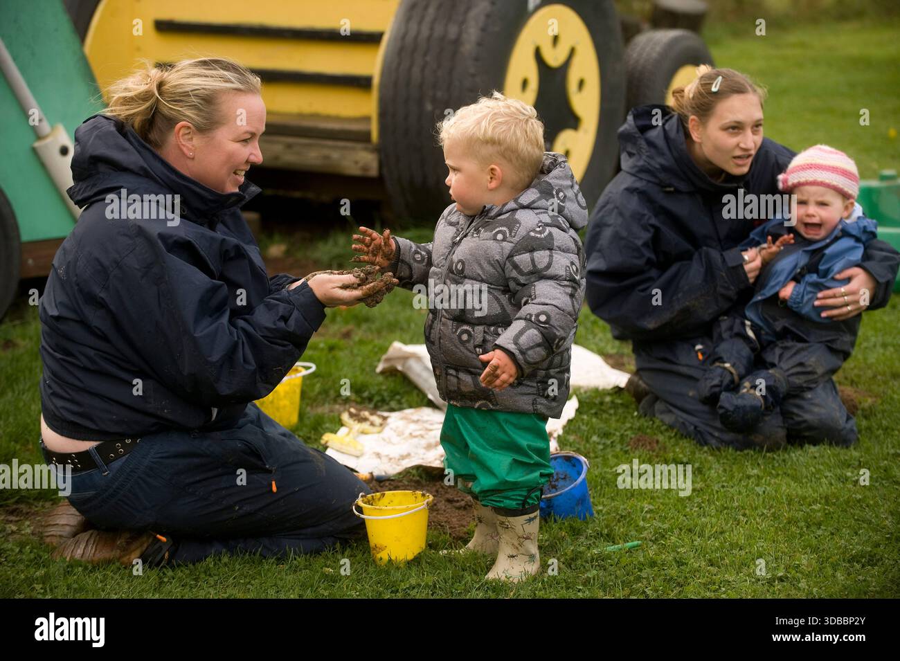 Personale e bambini in un asilo nido del Regno Unito, dove l'enfasi è sulle attività all'aperto, sull'autonomia, sulla resilienza e sull'iniziativa. Foto Stock