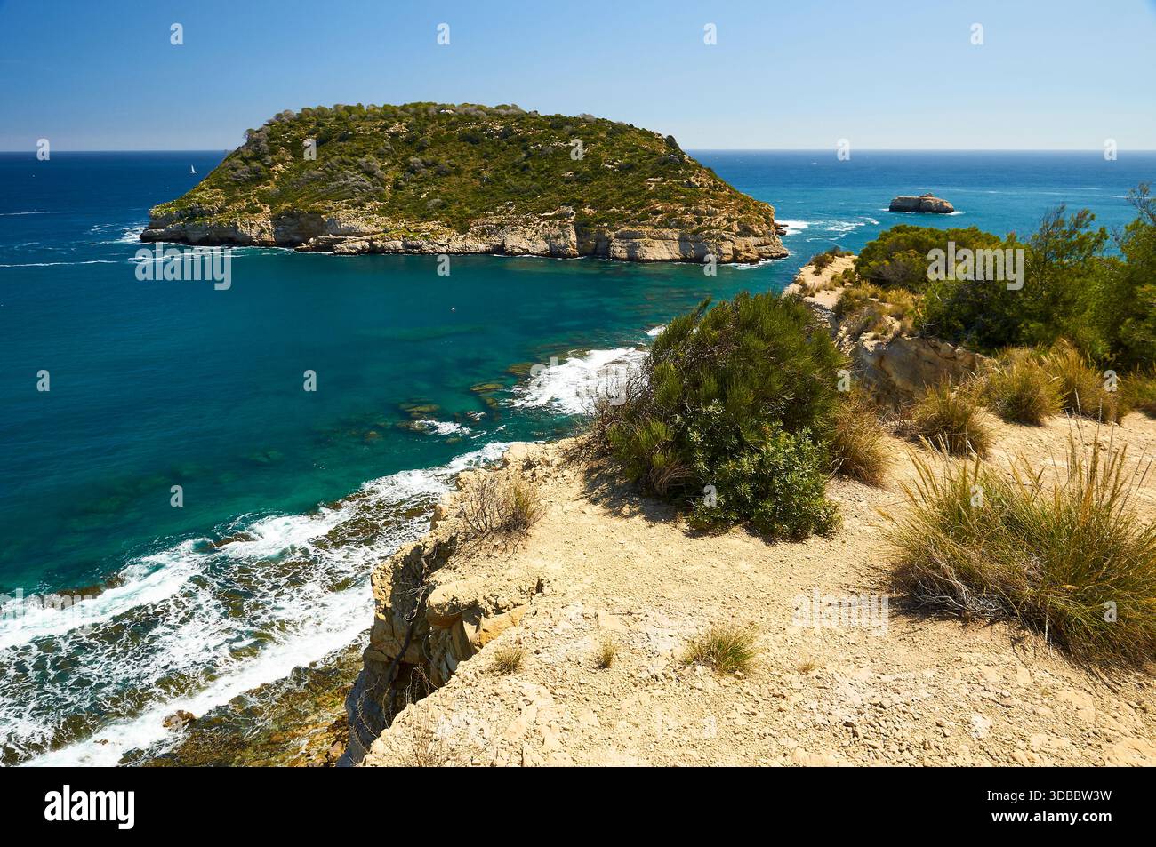 Isola dell'Isla del Portitxol e onde che si infrangono sulla riva dal punto panoramico del Mirador del Portichol (Jávea, Marina alta, Alicante, Mar Mediterraneo, Spagna) Foto Stock