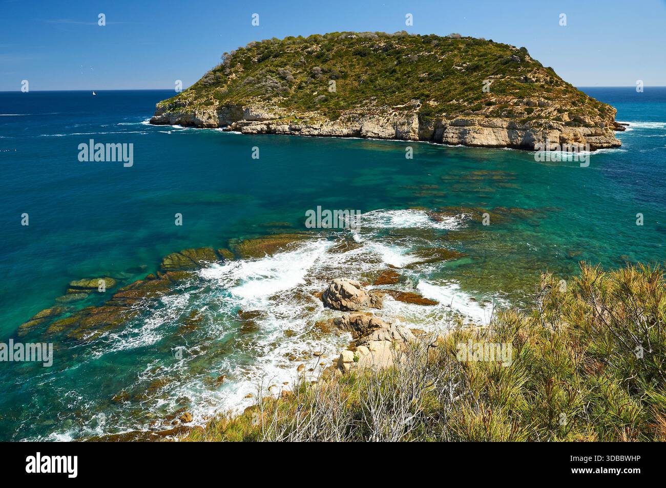 Isola dell'Isla del Portitxol e onde che si infrangono sulle rocce dal punto panoramico del Mirador del Portichol (Jávea, Marina alta, Alicante, Mar Mediterraneo, Spagna) Foto Stock