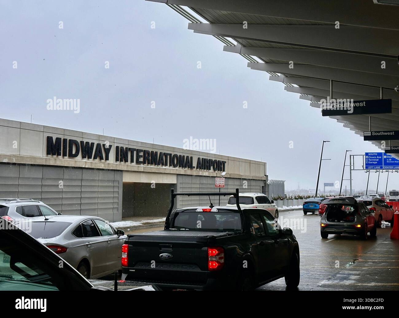 Traffico all'aeroporto Midway in un giorno d'inverno. Chicago, Illinois USA 3 dicembre 2025 - Immagine stock catturata con smartphone