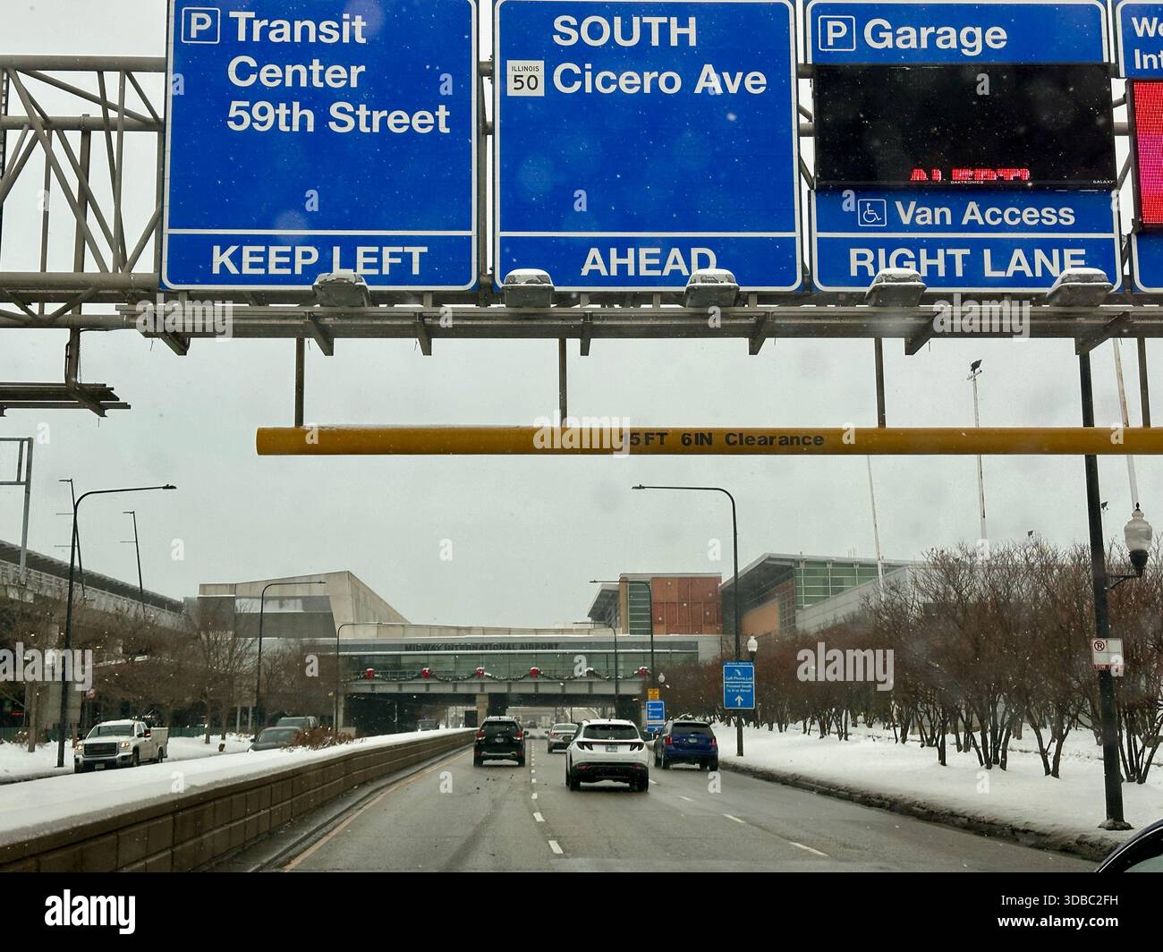 Indicazioni stradali sopra la strada all'aeroporto Midway di Chicago. Chicago, Illinois USA 3 dicembre 2025 - Immagine stock catturata con smartphone
