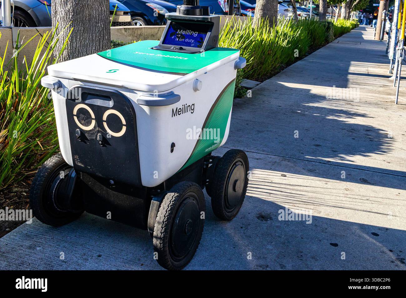 Guida robotizzata sul marciapiede, robot di consegna autonomo sul marciapiede, servizi di consegna robotica dell'ultimo miglio in una città urbana del centro di Los Angeles Foto Stock