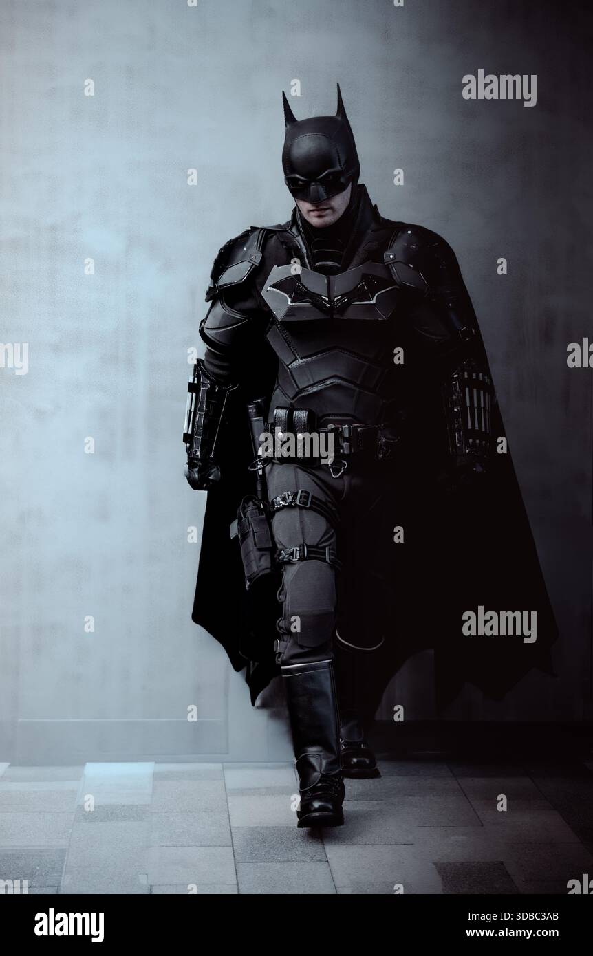 LIVERPOOL, REGNO UNITO - 16 NOVEMBRE 2025. Un uomo cosplay Batman del Cavaliere Oscuro che indossa un costume e una maschera realistici in una posa d'azione a piedi con spazio copia e BL Foto Stock