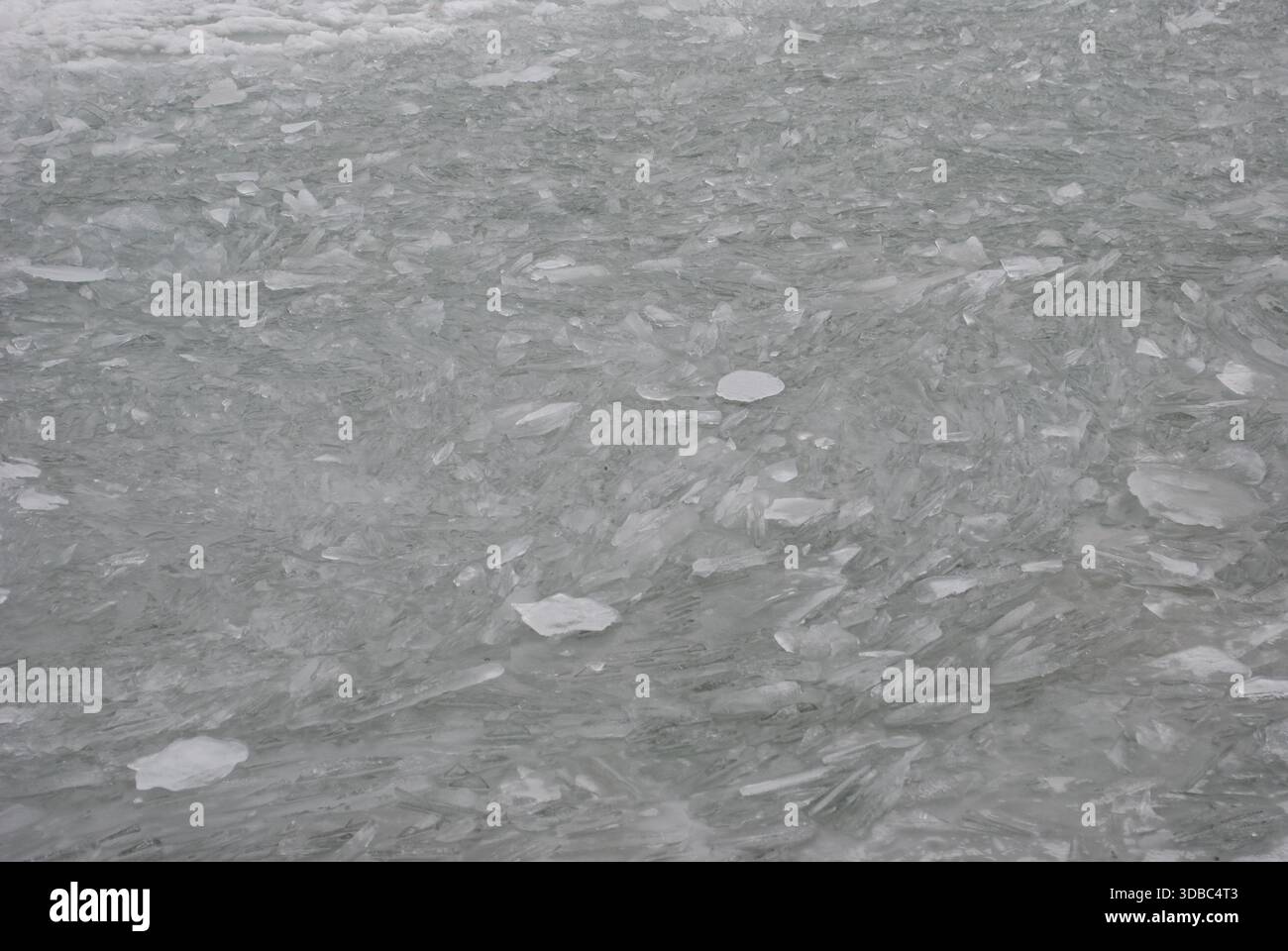 La superficie dell'acqua è ricoperta da aspri frammenti di ghiaccio a gennaio sul lago Foto Stock