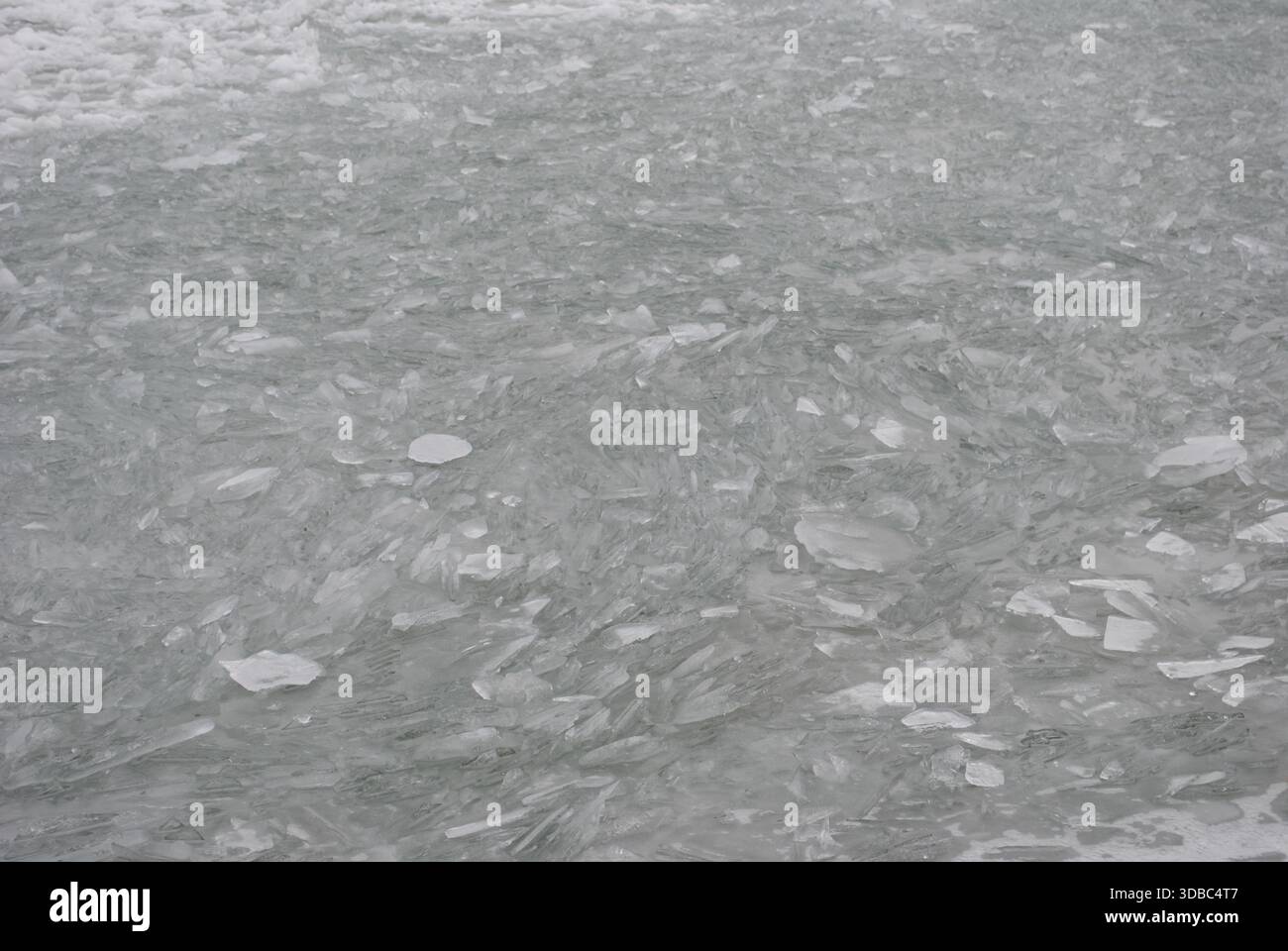 La superficie dell'acqua è ricoperta da aspri frammenti di ghiaccio a gennaio sul lago Foto Stock