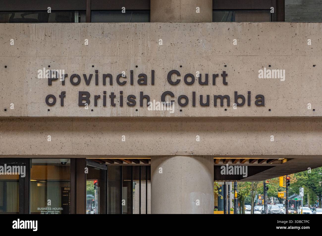 Vancouver, BC, Canada: 15 settembre 2025: Firma presso la Provincial Court of British Columbia nel quartiere del centro. Foto Stock