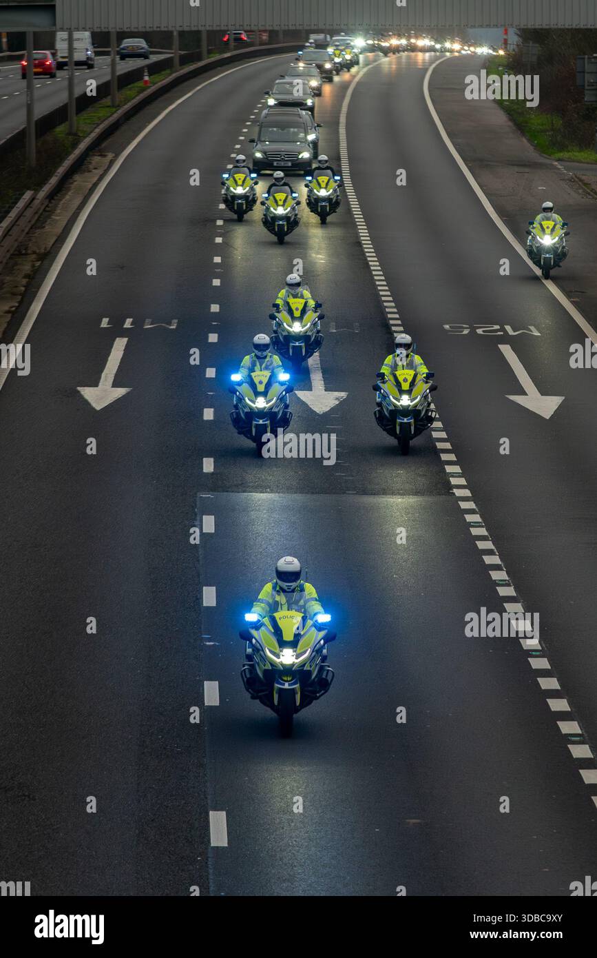 Processione funebre della polizia di Essex per il PC Mathew Parker sull'autostrada M11 diretta al crematorio. Motociclette che guidano il carro e il convoglio Foto Stock