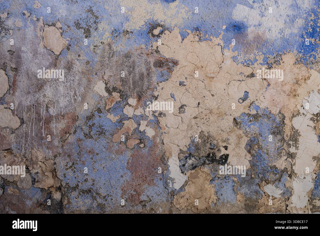 Vernice astratta spaccata e spaccata sulle vecchie pareti blu e beige Foto Stock