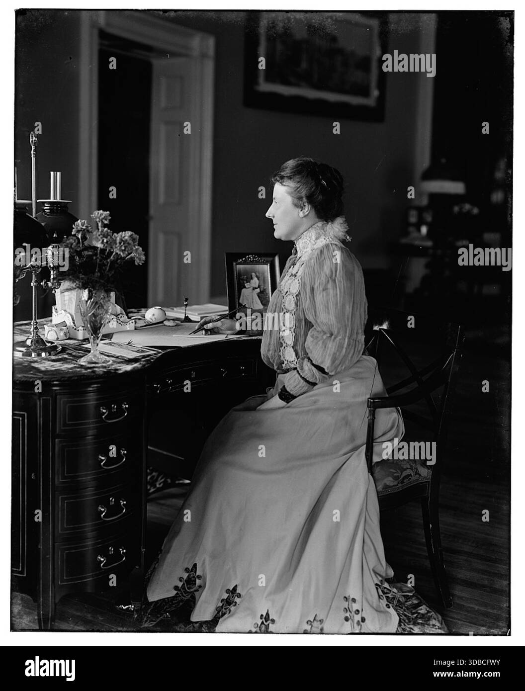 Foto storica d'epoca di Edith Kermit Carow Roosevelt seduta ad una scrivania in un elegante interno, Washington DC, circa all'inizio degli anni '1900 Foto Stock