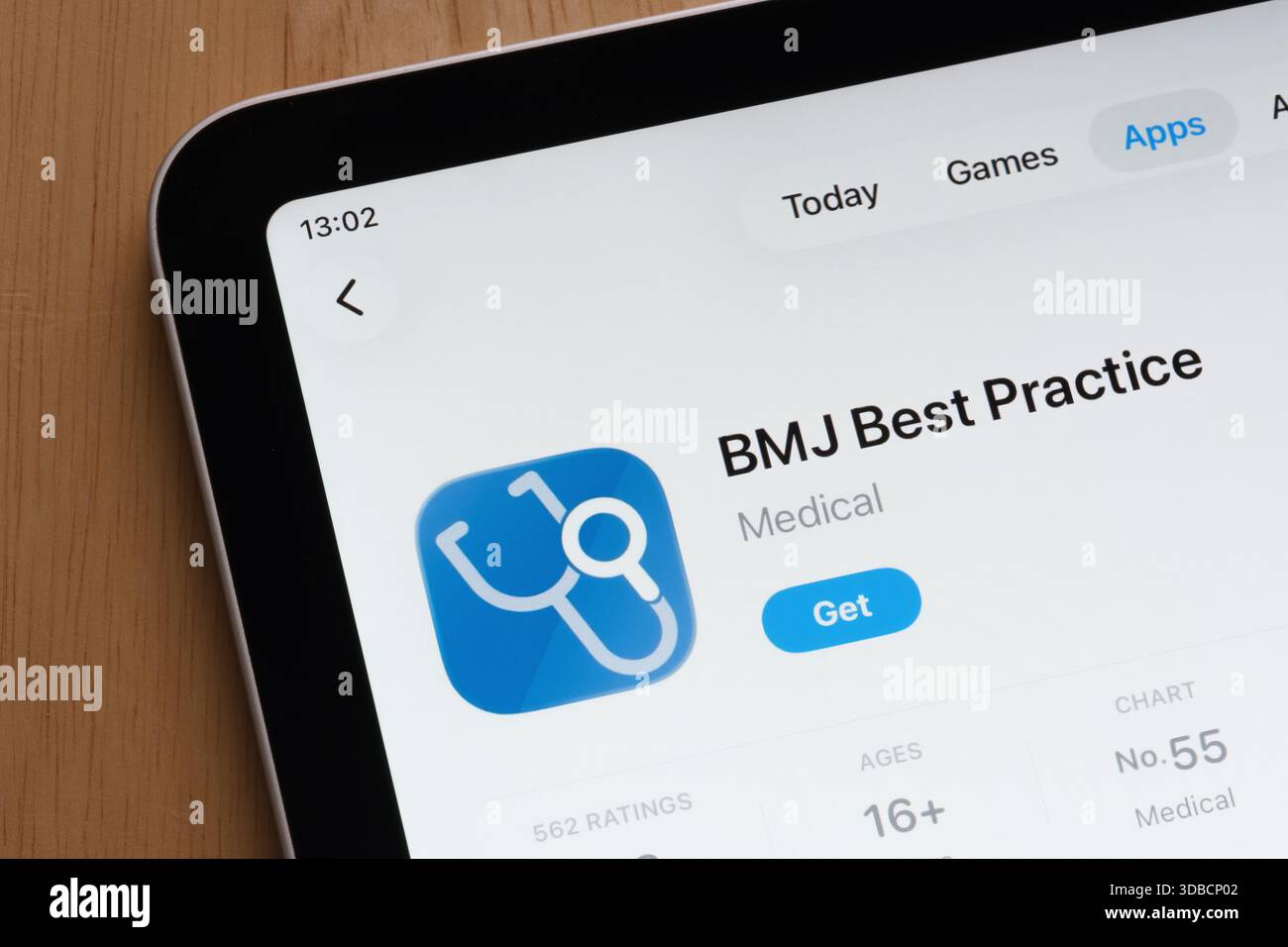 Applicazione BMJ Best Practice Mobile Medical presentata sull'interfaccia App Store. Stafford, Regno Unito, 15 dicembre 2025 Foto Stock