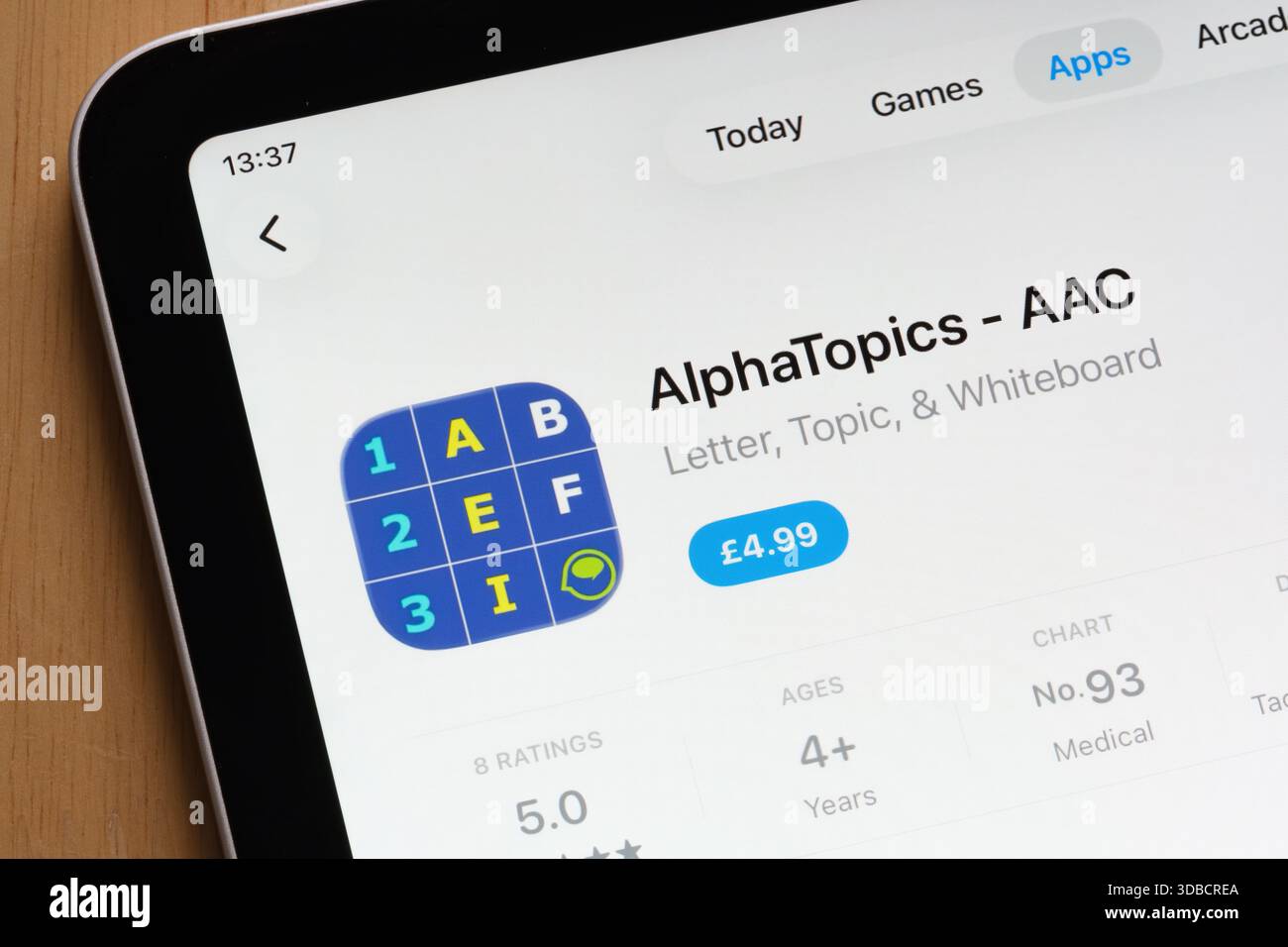 Elenco delle app AAC AlphaTopics visualizzato sull'App Store Apple iPad con valutazione e riepilogo. Stafford, Regno Unito, 15 dicembre 2025 Foto Stock