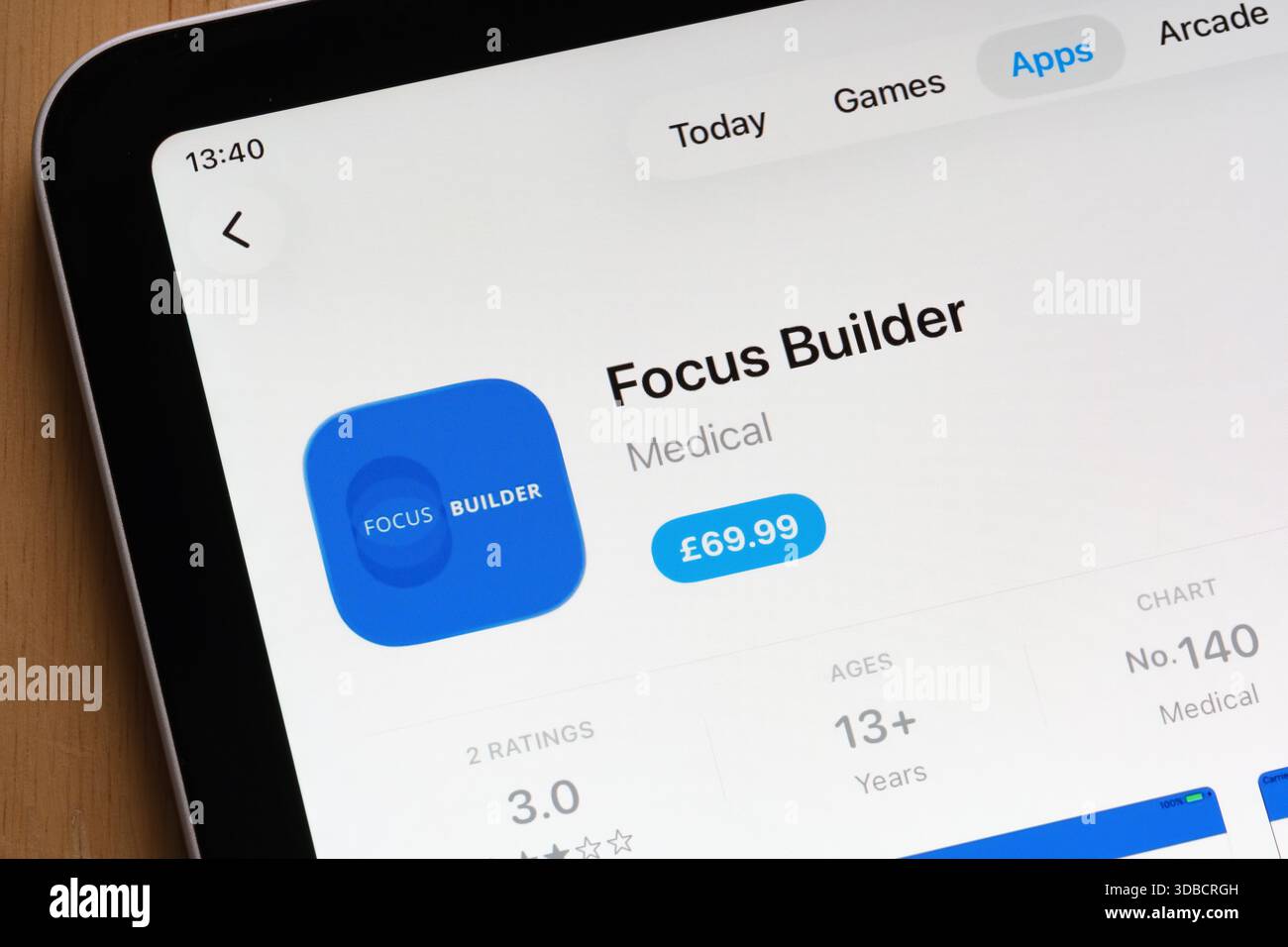 Elenco dell'app Focus Builder visualizzato sull'App Store Apple iPad con valutazione e riepilogo. Stafford, Regno Unito, 15 dicembre 2025 Foto Stock