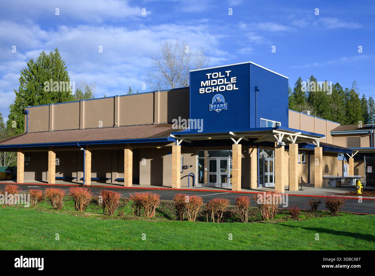 Carnation, Washington, USA - 13 dicembre 2025; cartello Tolt Middle School con logo Bears nel Riverview School District Foto Stock