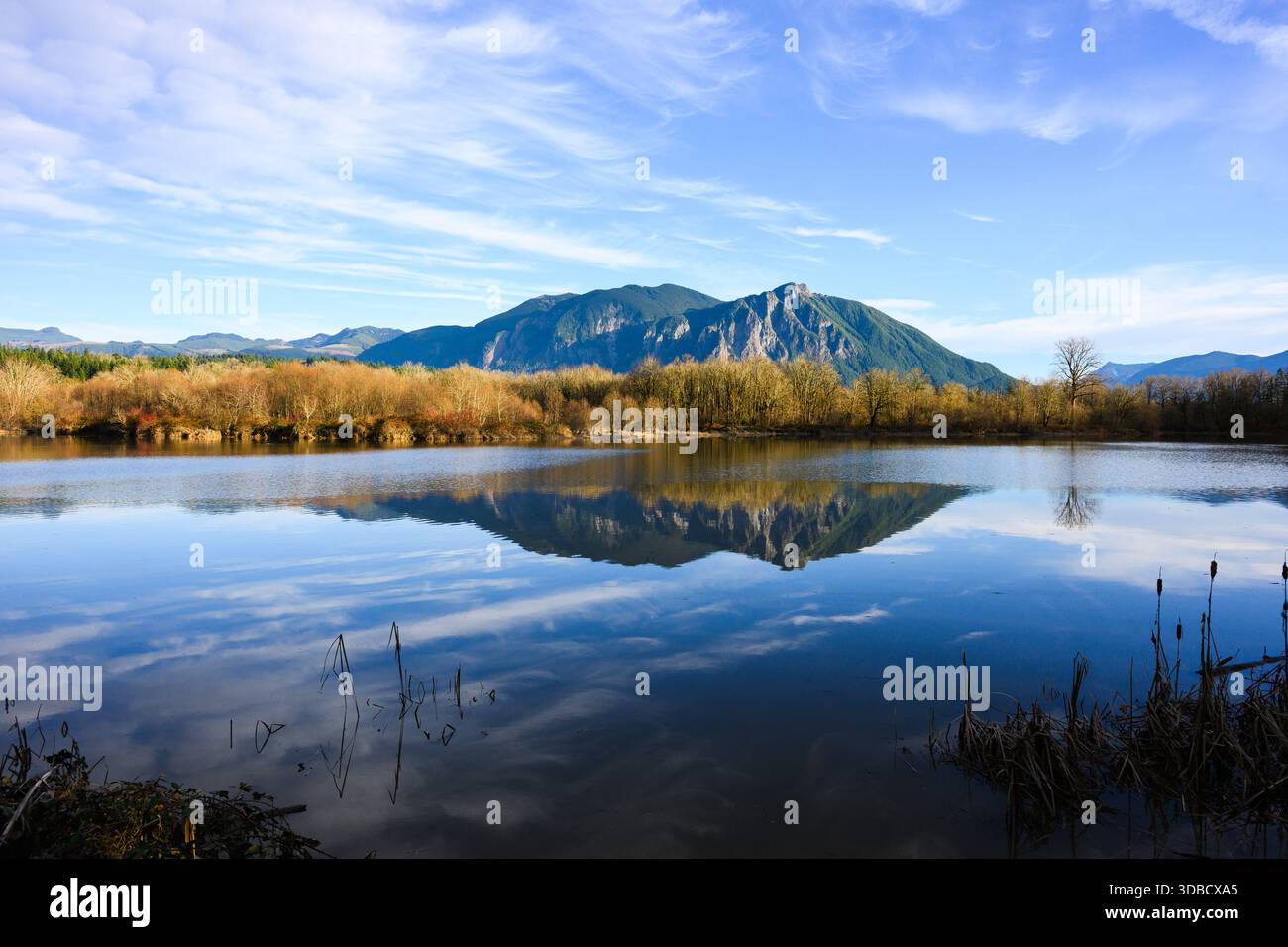 Vista invernale sul lago Borst del Monte si che si riflette in acque calme Foto Stock