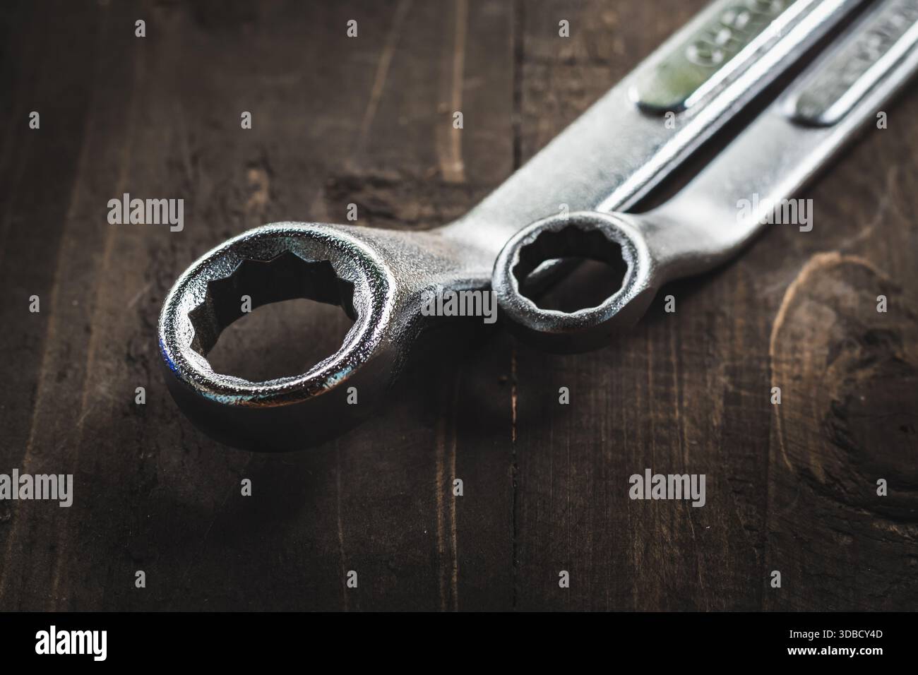 Primo piano di chiavi su un tavolo di legno con tema scuro e moody Foto Stock