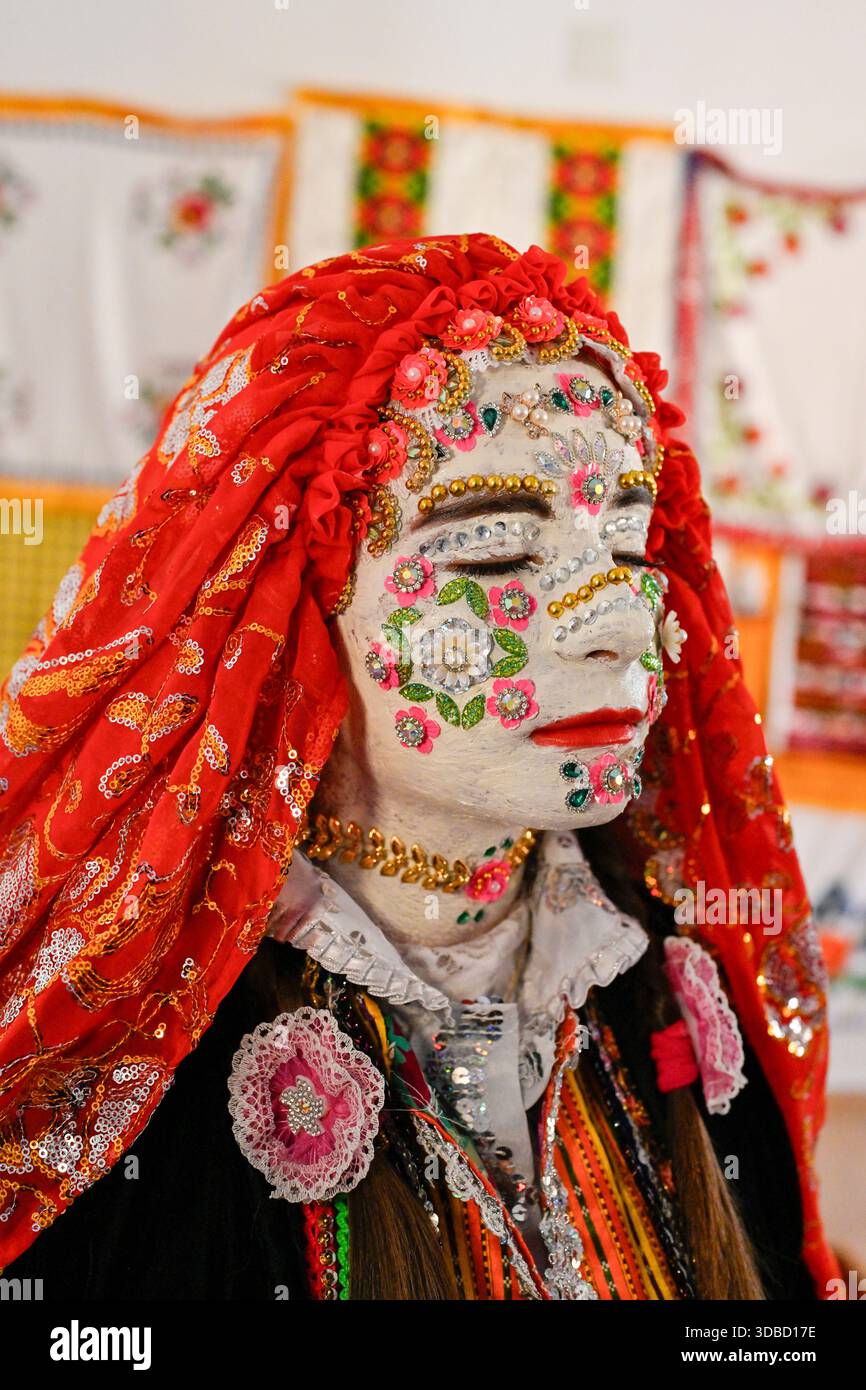 Le donne preparano la sposa durante un tradizionale matrimonio Pomak nel villaggio di Ribnovo (Рибново), nella parte occidentale dei monti Rodopi, in Bulgaria. Il cerimoniale Foto Stock