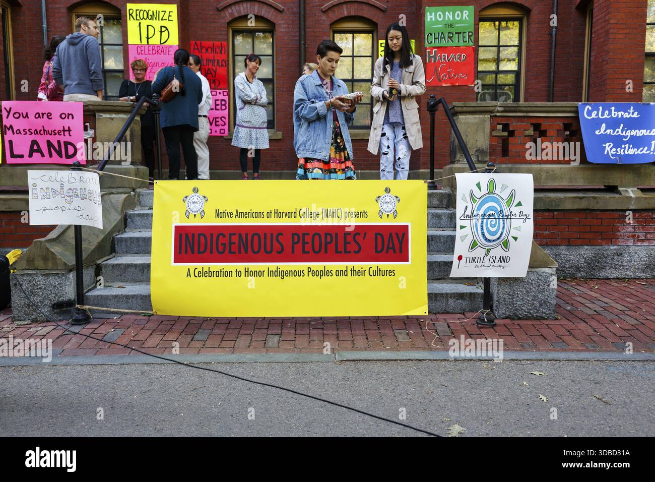 Manifesti, studenti all'azione di protesta, giornata dei popoli indigeni a ottobre, storia e cultura, diritti indigeni, giornata della memoria, Columbus Day, Harvar Foto Stock