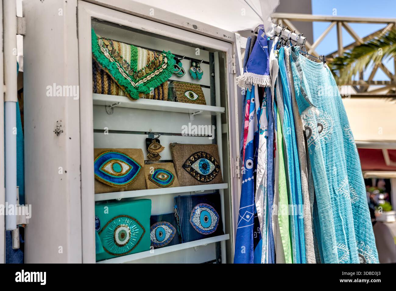 Souvenir del male Eye e tessuti blu esposti in un negozio di articoli da regalo di Santorini, che riflette il tradizionale simbolismo greco. Foto Stock