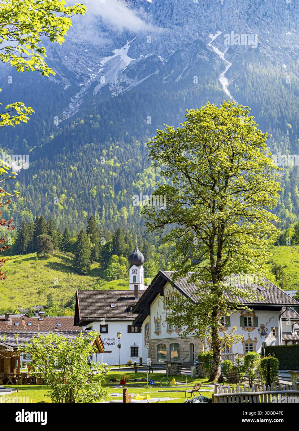 Vista sul campo da minigolf della chiesa del villaggio, Zugspitzdorf Obergrainau, Werdenfelser Land, alta Baviera Foto Stock