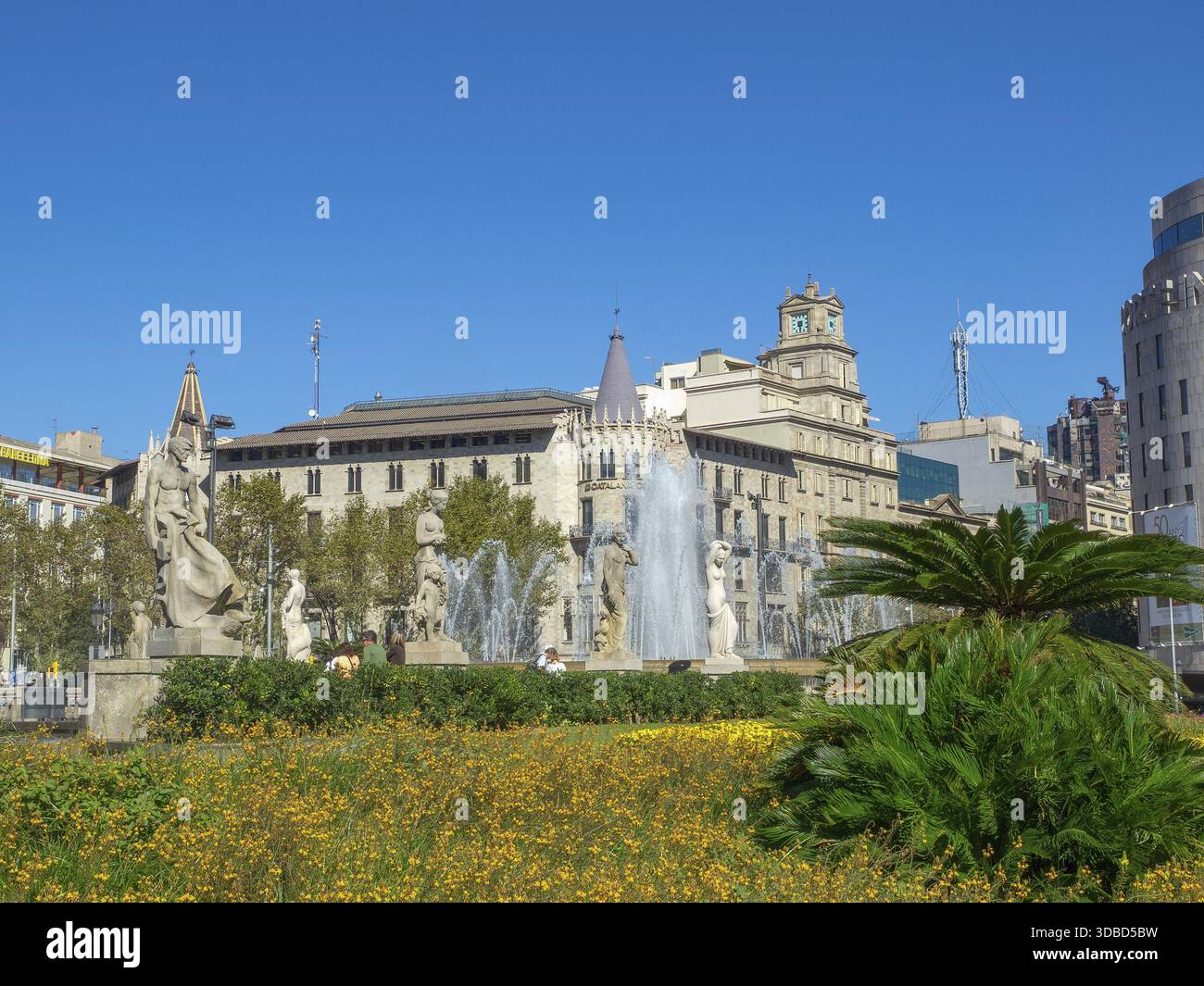 Una vivace piazza urbana con fontane e statue circondata da architettura storica, Barcellona, Spagna Foto Stock