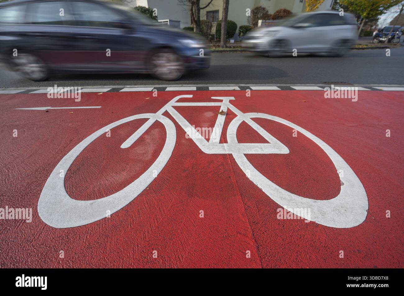 Auto che passa per la pista ciclabile segnalata, Roethebach, Mittelfranken, Baviera, Germania Foto Stock