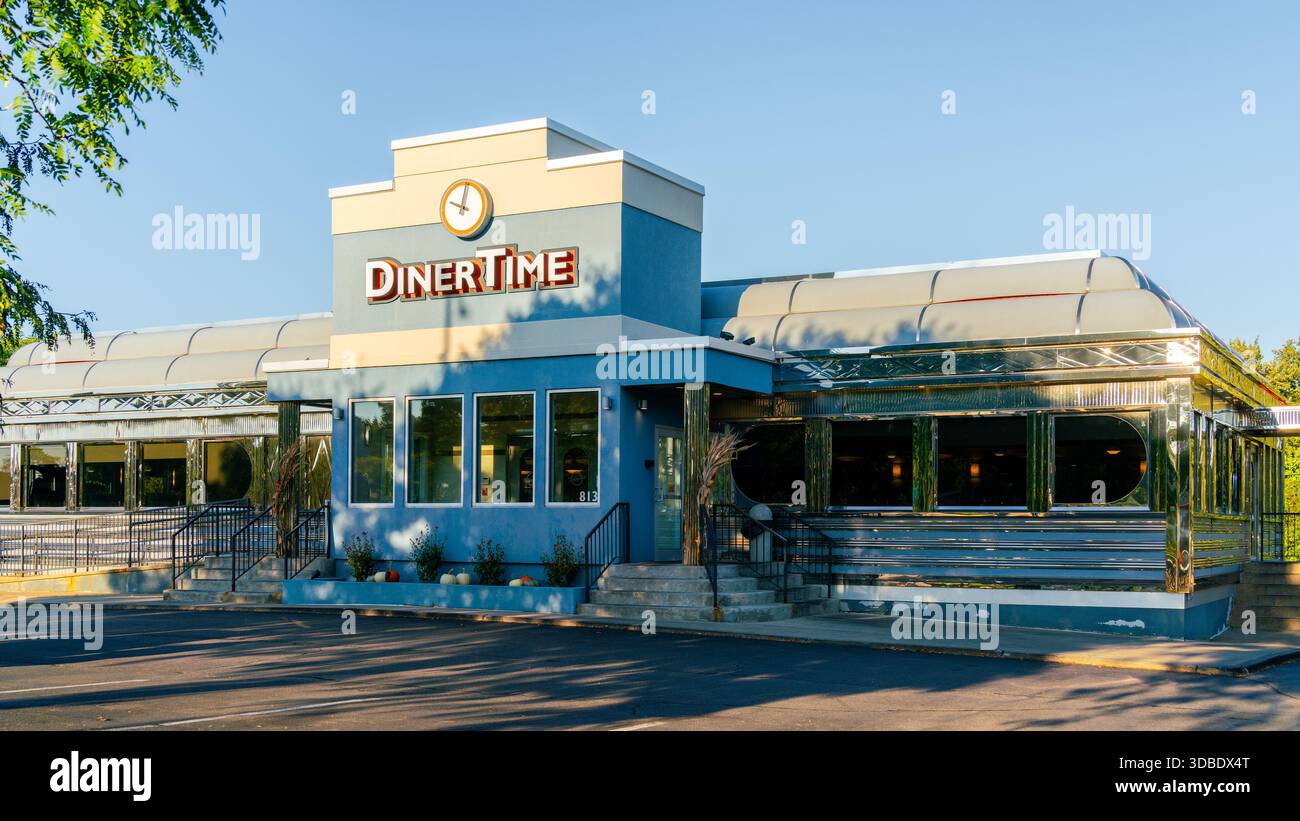Latham, New York - 18 settembre 2025: Dinertime Storefront, ristorante in stile retrò a Latham, New York, che offre piatti classici americani, servizi di catering e ordinazioni online Foto Stock