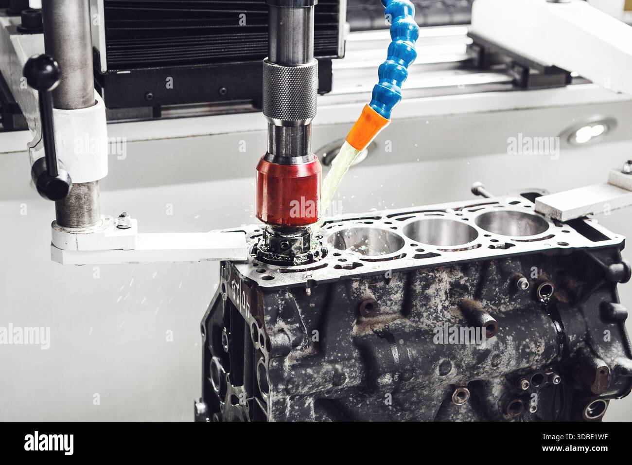 Lavoro della macchina CNC per la levigatura per ridurre la rugosità delle pareti dei cilindri del motore. Noioso diamante dei dettagli dell'auto sul controllo numerico del computer Foto Stock