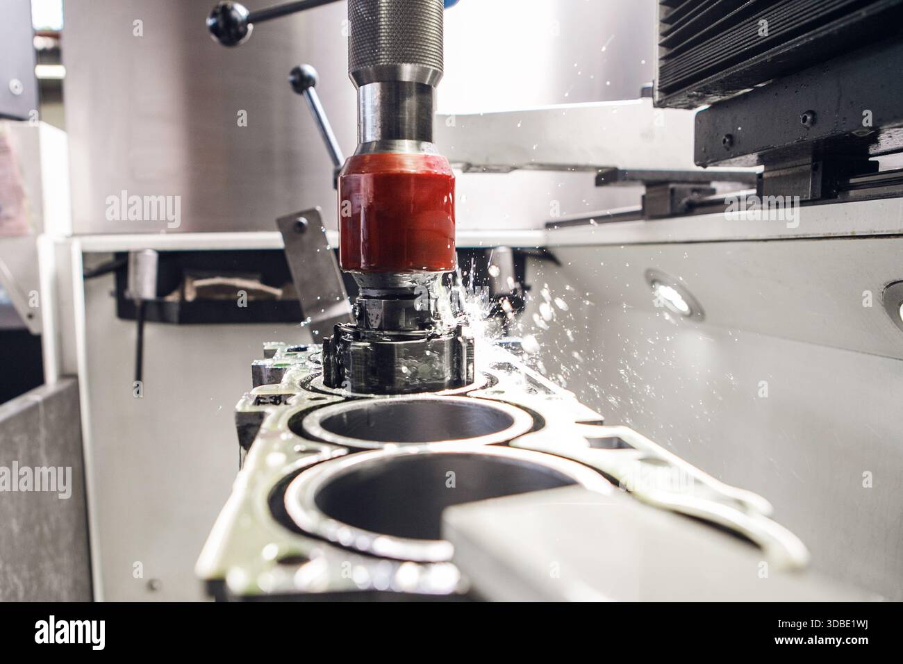 Levigatura dei blocchi CNC, revisione del motore. Nel reparto di lavorazione del motore viene utilizzata una levigatrice automatica per eseguire la levigatura di tutti i blocchi motore Foto Stock
