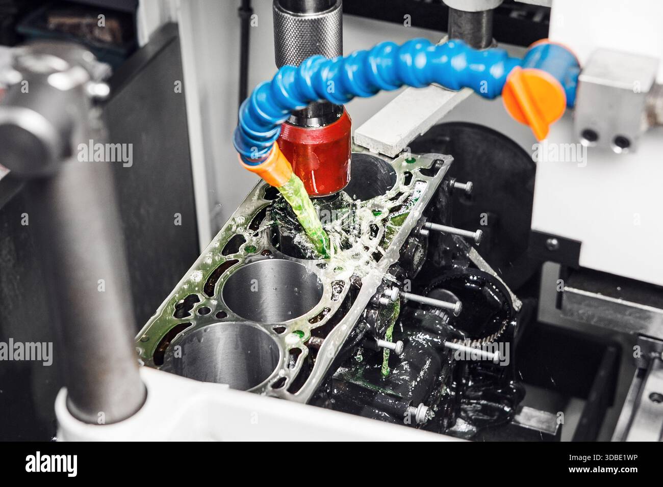 Levigatura dei blocchi CNC, revisione del motore. Nel reparto di lavorazione del motore viene utilizzata una levigatrice automatica per eseguire la levigatura di tutti i blocchi motore Foto Stock