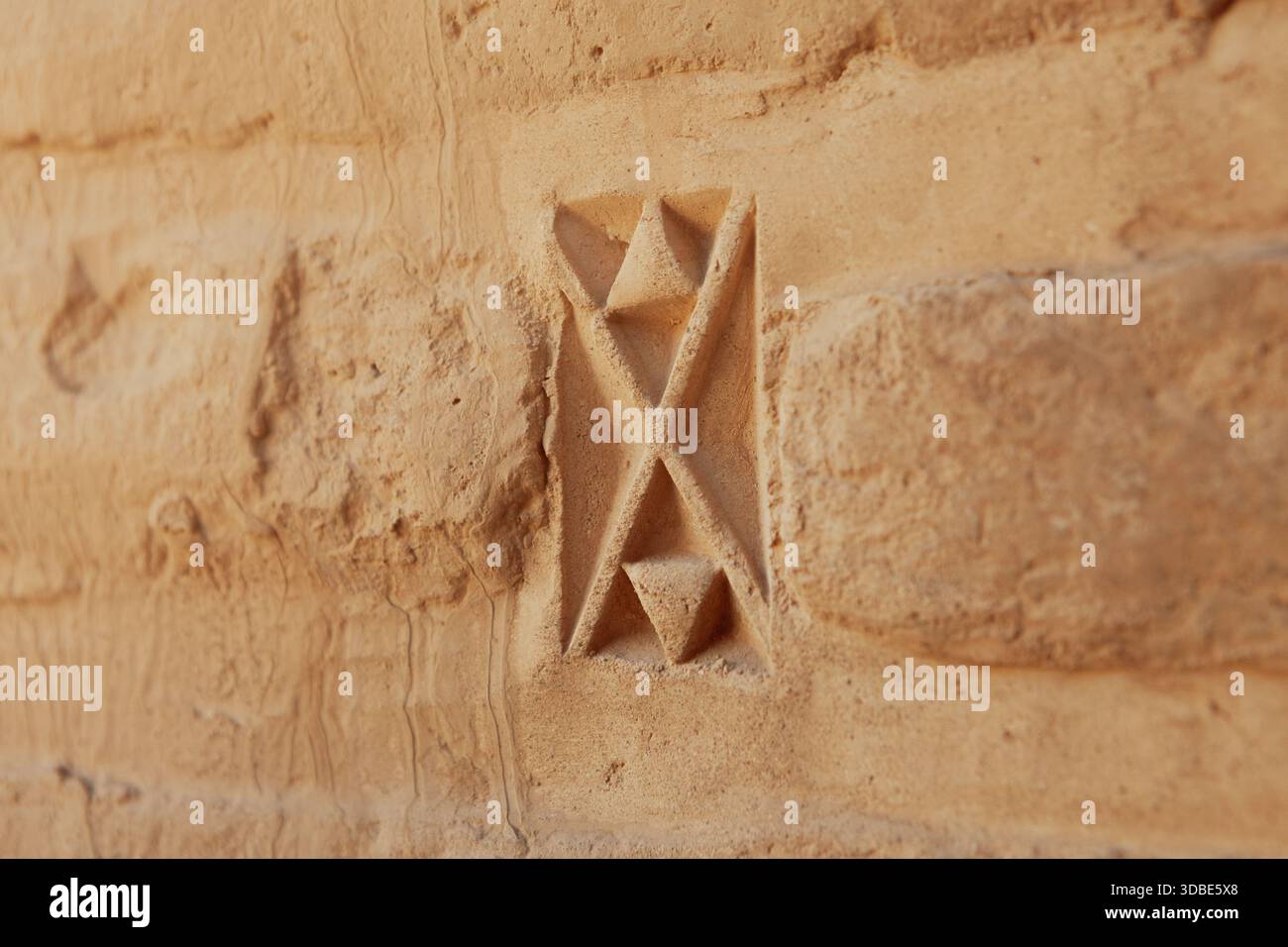 Intricati lavori in mattoni della Moschea Jameh di Zavareh, Iran, mostrano motivi geometrici, mostrando la maestria architettonica persiana dell'era selgiuchide. Foto Stock
