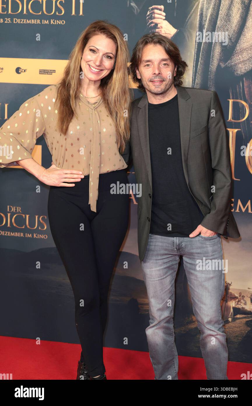 Mara Bergmann mit Ehemann Alexander Hoffmann bei der Weltpremiere von 'Der Medicus II / The Physician II' im Cinedom. Köln, 15.12.2025 Foto Stock