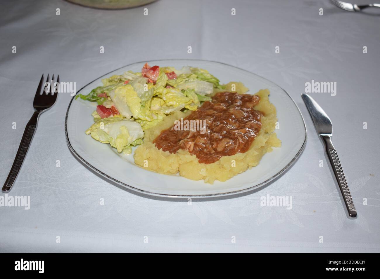 purè con sugo di carne e insalata colorata Foto Stock