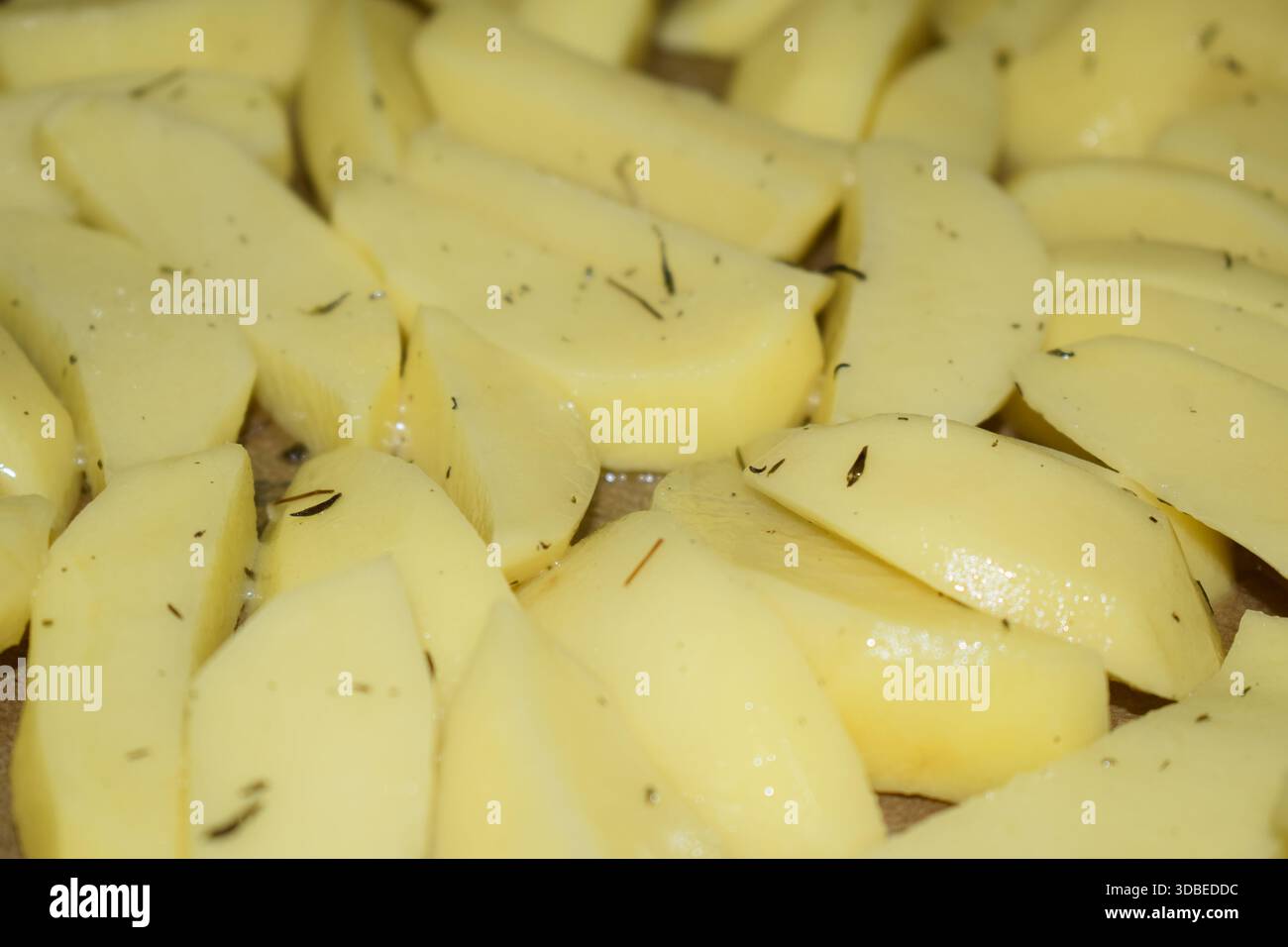 le patate sono diventate una versione gourmet, con timo e olio d'oliva Foto Stock