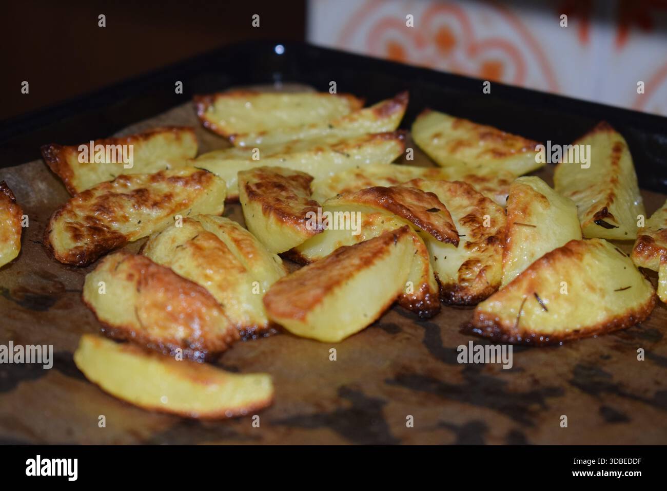 le patate sono diventate una versione gourmet, con timo e olio d'oliva Foto Stock