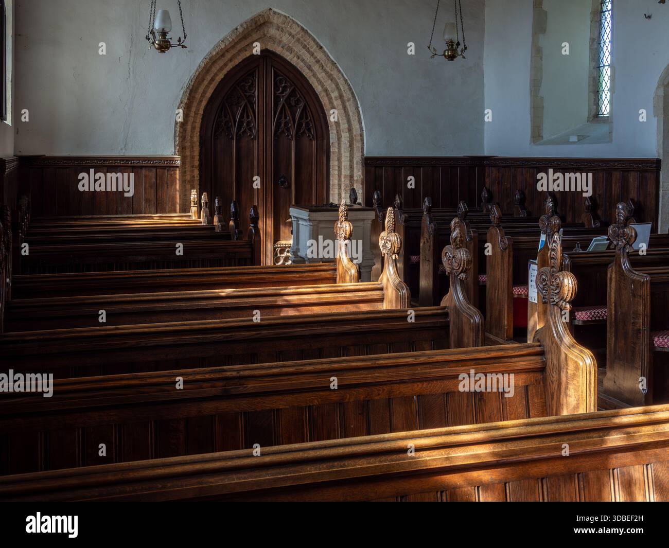 Interno della chiesa di Santa Maria, Aldham, Suffolk con navata storica e tradizionali pali in legno Foto Stock