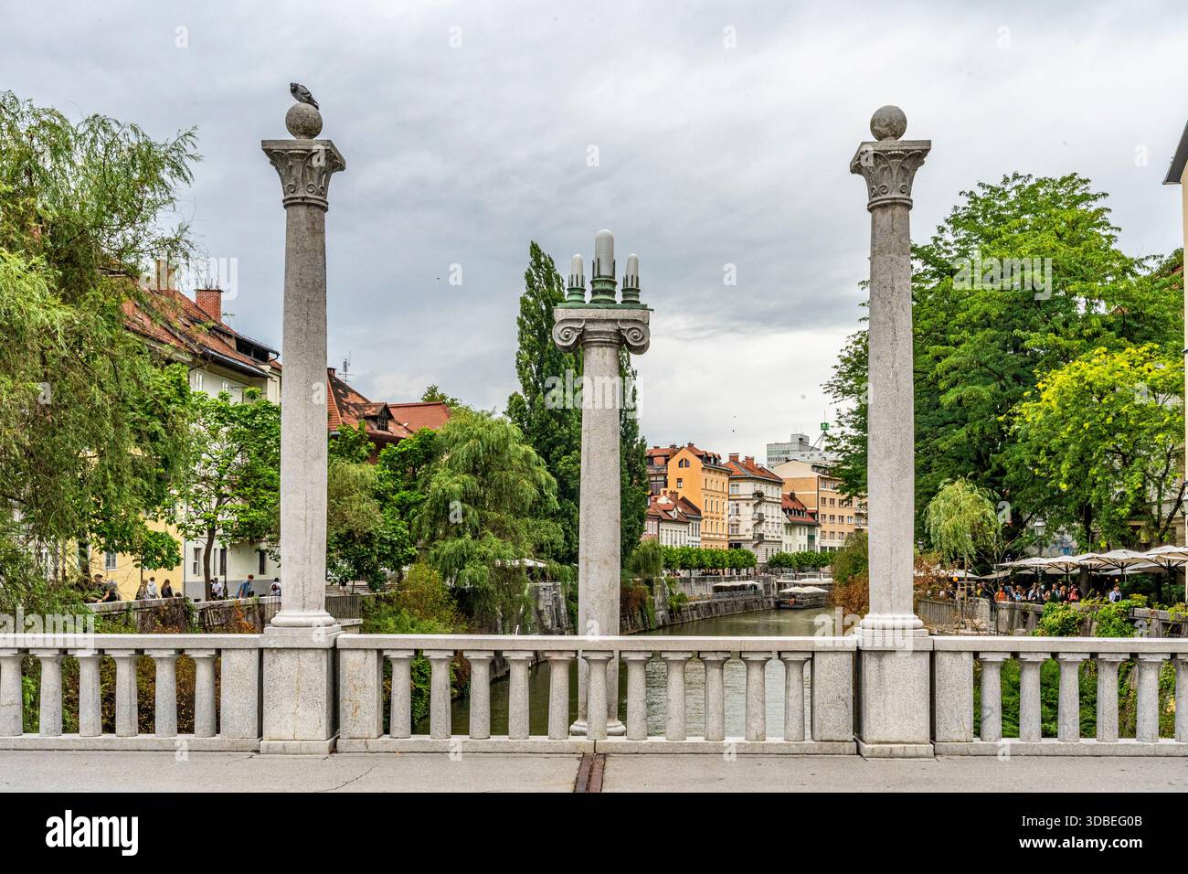 Tre eleganti colonne sul Cobblers' Bridge, progettato da Plečnik, un pittoresco monumento architettonico nel centro storico di Lubiana, Slovenia Foto Stock